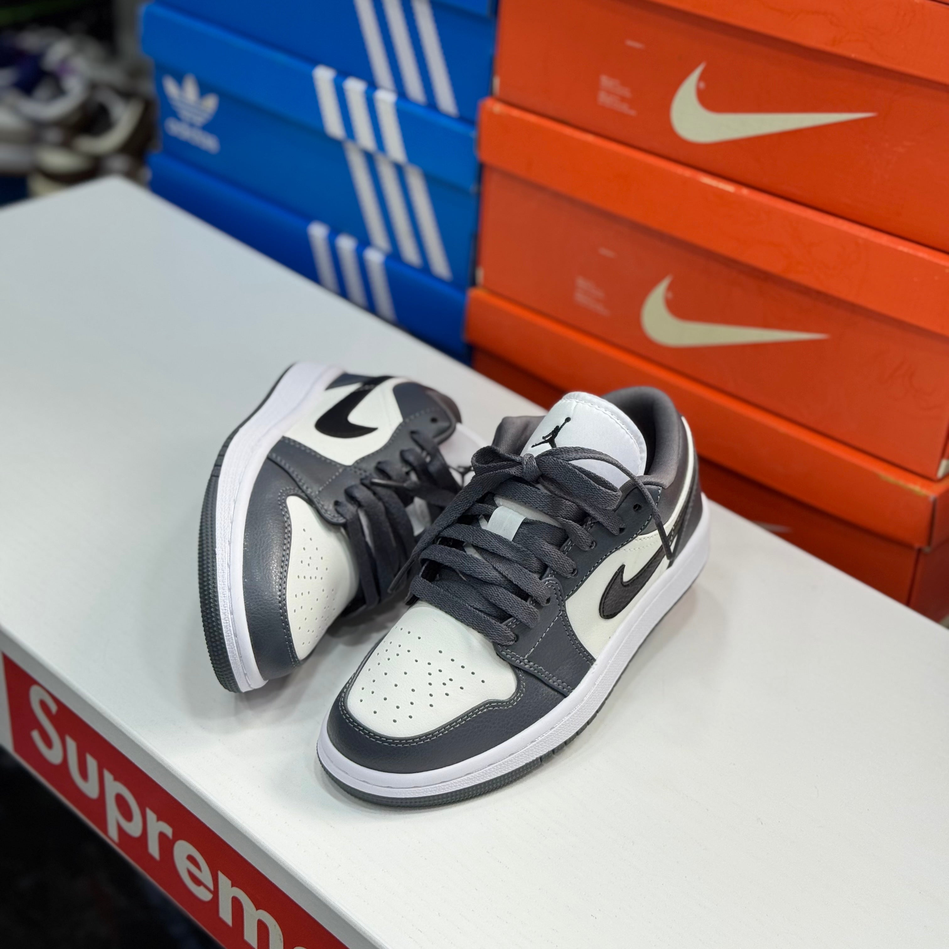Jordan Low gris