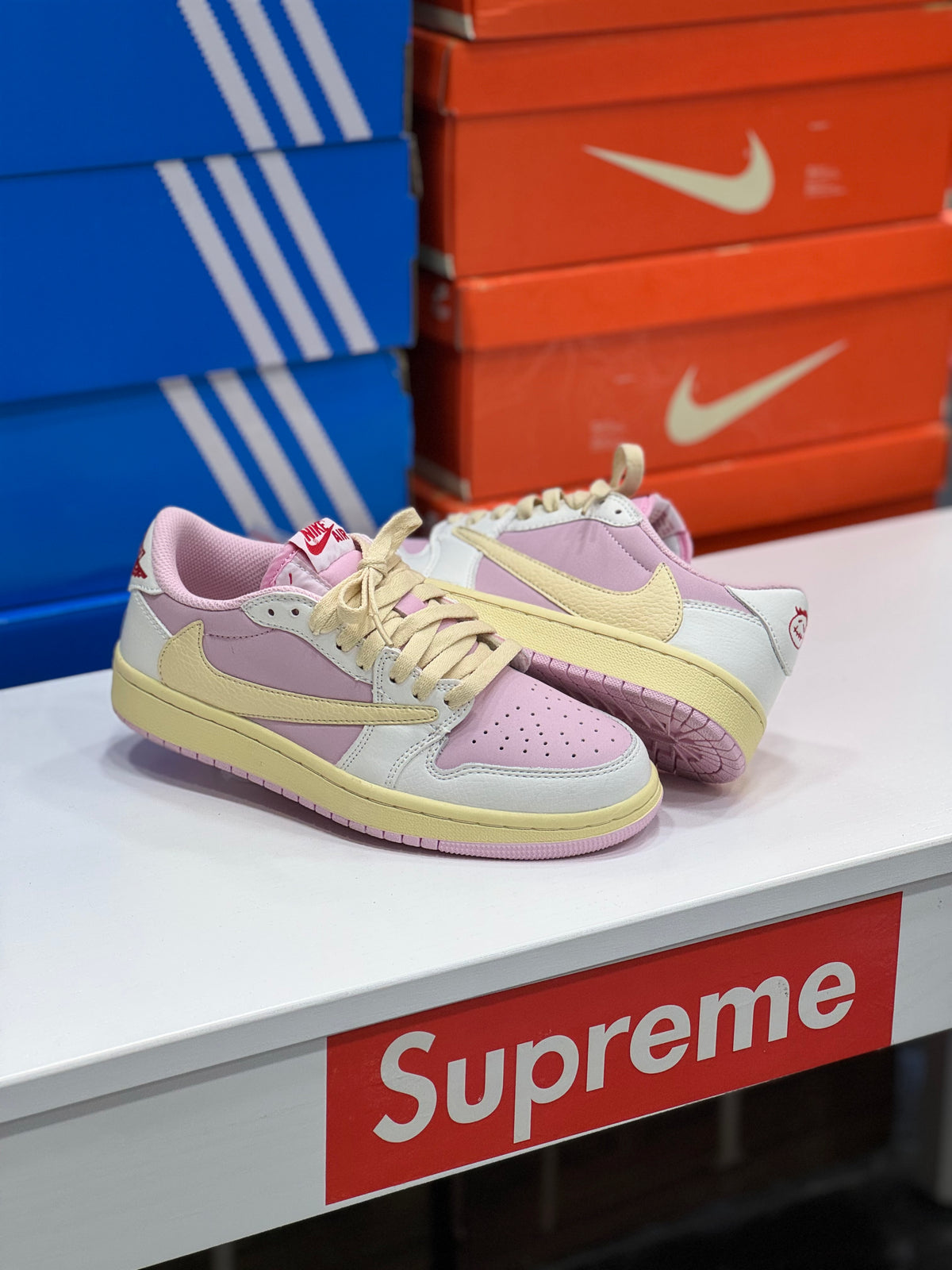 Travis Scott Jordan 1