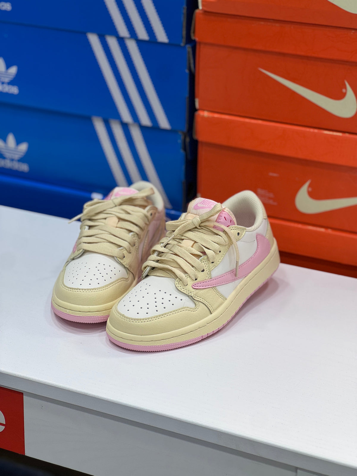Travis Scott Jordan 1